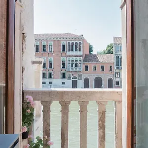https://luxury-apartment-on-grand-canal-2.hotelslidodijesolo.com